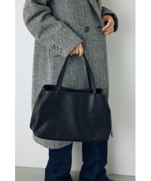 AZUL by moussy(アズールバイマウジー)の「フェイクレザー3ポケットトート 大容量 荷物多い マザーズバッグ ママバッグ 通勤バッグ A4◎ ノートパソコン◎【着用画像あり】(トートバッグ・レディース・ブラック/グレイッシュベージュ・FREE)」の4枚目の写真