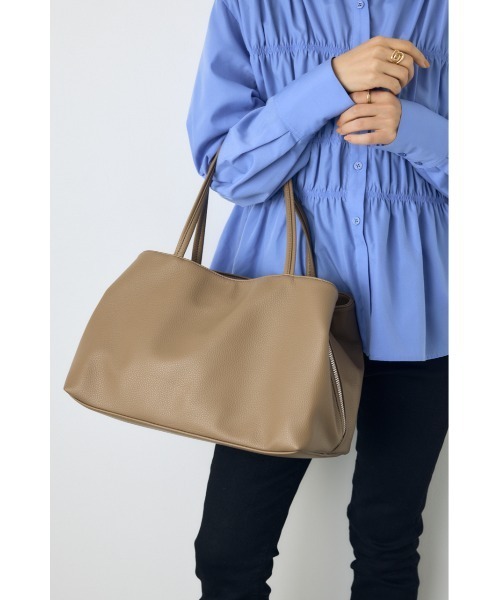AZUL by moussy(アズールバイマウジー)の「フェイクレザー3ポケットトート 大容量 荷物多い マザーズバッグ ママバッグ 通勤バッグ A4◎ ノートパソコン◎【着用画像あり】(トートバッグ・レディース・ブラック/グレイッシュベージュ・FREE)」の15枚目の写真