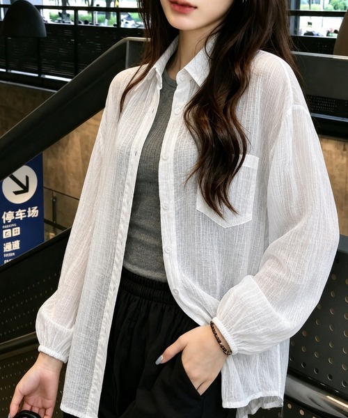 BLoomMe(ブルームミー)の「シアーな素材感とバックリボンが魅力のオーバーサイズシャツ(シャツ/ブラウス・レディース・ブラック/ブルー/ホワイト・M)」の2枚目の写真