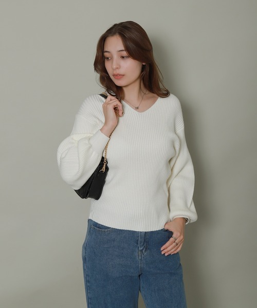 libelle more（リベル モア）の「バルーンスリーブVネックリブニット（ニット/セーター・レディース・杢グレー/ブラック/オフホワイト/ブルー/ピンク・L/M）」の2枚目の写真
