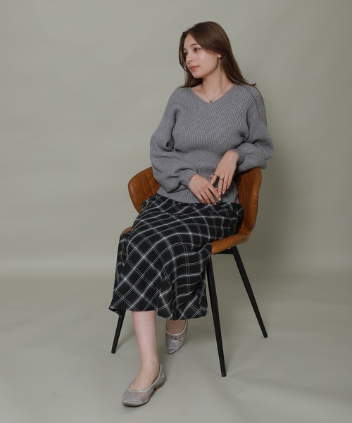 libelle more（リベル モア）の「バルーンスリーブVネックリブニット（ニット/セーター・レディース・杢グレー/ブラック/オフホワイト/ブルー/ピンク・L/M）」の14枚目の写真