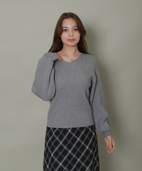 libelle more（リベル モア）の「バルーンスリーブVネックリブニット（ニット/セーター・レディース・杢グレー/ブラック/オフホワイト/ブルー/ピンク・L/M）」の15枚目の写真