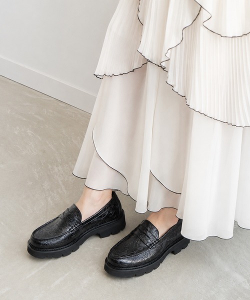 London Shoe Make(ロンドンシューメイク)の「ペイズリーエンボス レザー コイン ローファー / London Shoe Make Oxford and Derby 9917(ローファー・レディース・ブラック・UK6/UK5.5/UK5/UK4.5/UK6.5)」の1枚目の写真