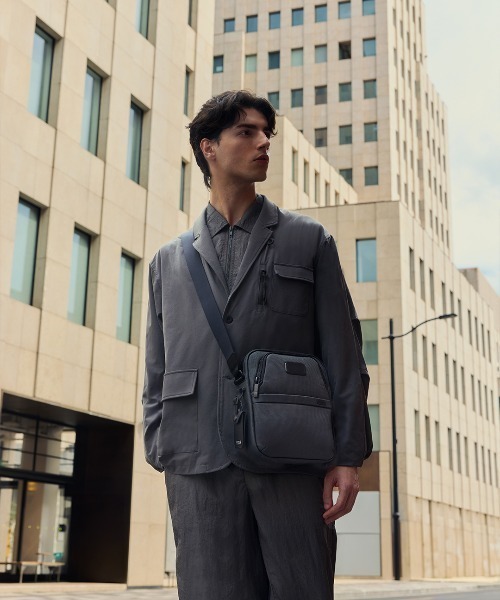 TUMI(トゥミ)の「【TUMI | SOPH.】TUMI ALPHA(アルファ)ミディアム・クロスボディ(ショルダーバッグ・メンズ・グレー系その他2・FREE)」の2枚目の写真