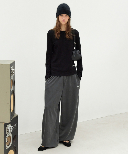 LEVAR(レバー)の「Curved Volume Sweatpants - Charcoal(スウェットパンツ・レディース・その他・FREE)」の2枚目の写真