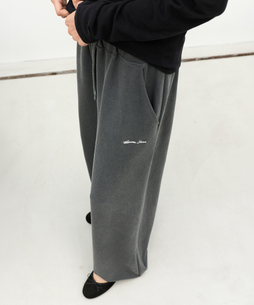 LEVAR(レバー)の「Curved Volume Sweatpants - Charcoal(スウェットパンツ・レディース・その他・FREE)」の3枚目の写真