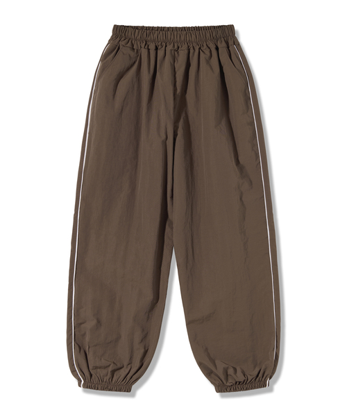 PIANER KIDS(ピアネールキッズ)の「ナイロンパイピングジョガーパンツ(ブラウン)(スウェットパンツ・レディース・ブラウン・M(130-140cm)/L(140-150cm)/S(120-130cm)/XL(150-160㎝))」の1枚目の写真