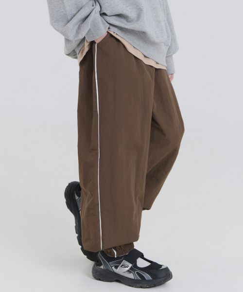 PIANER KIDS(ピアネールキッズ)の「ナイロンパイピングジョガーパンツ(ブラウン)(スウェットパンツ・レディース・ブラウン・M(130-140cm)/L(140-150cm)/S(120-130cm)/XL(150-160㎝))」の2枚目の写真