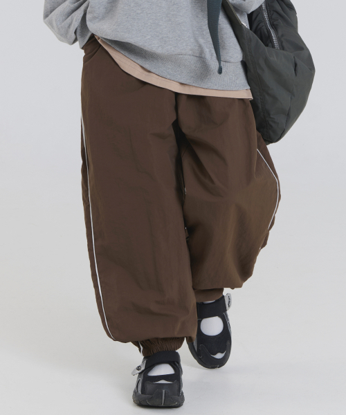 PIANER KIDS(ピアネールキッズ)の「ナイロンパイピングジョガーパンツ(ブラウン)(スウェットパンツ・レディース・ブラウン・M(130-140cm)/L(140-150cm)/S(120-130cm)/XL(150-160㎝))」の3枚目の写真