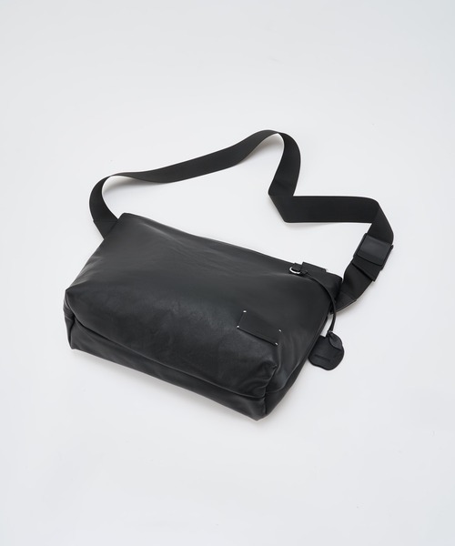ADAM PATEK(アダムパテック)の「【ADAMPATECK/アダムパテック】w/r leather medium shoulder bag(ショルダーバッグ・メンズ・ブラック・FREE)」の3枚目の写真