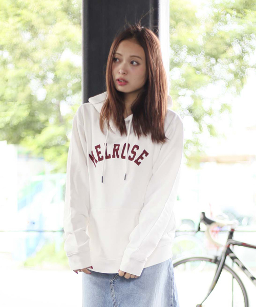 Denime（ドゥニーム）の「プリントスウェットプルオーバーパーカー MELROSE（パーカー・レディース・ホワイト/ネイビー/イエロー・FREE）」の2枚目の写真