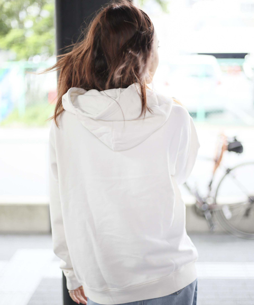 Denime（ドゥニーム）の「プリントスウェットプルオーバーパーカー MELROSE（パーカー・レディース・ホワイト/ネイビー/イエロー・FREE）」の16枚目の写真