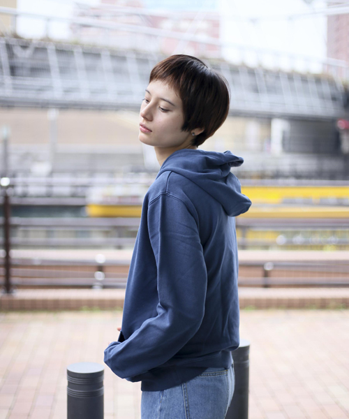 Denime（ドゥニーム）の「プリントスウェットプルオーバーパーカー MELROSE（パーカー・レディース・ホワイト/ネイビー/イエロー・FREE）」の5枚目の写真