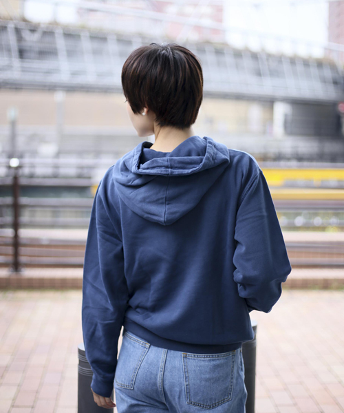 Denime（ドゥニーム）の「プリントスウェットプルオーバーパーカー MELROSE（パーカー・レディース・ホワイト/ネイビー/イエロー・FREE）」の4枚目の写真