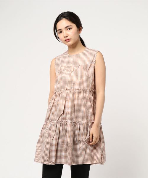 KOBE LETTUCE（コウベレタス）の「[トップスorチュニック]丈ティアードノースリーブブラウス（チュニック・レディース・ブラック/パープル/オフホワイト/カーキ/イエロー/ホワイト系その他/ブラック系その他/ベージュ系その他/グリーン系その他/ブルー系その他/パープル系その他/イエロー系その他/ベージュ系その他2/ブルー系その他2/ピンク系その他/ピンク系その他2・FREE）」の6枚目の写真