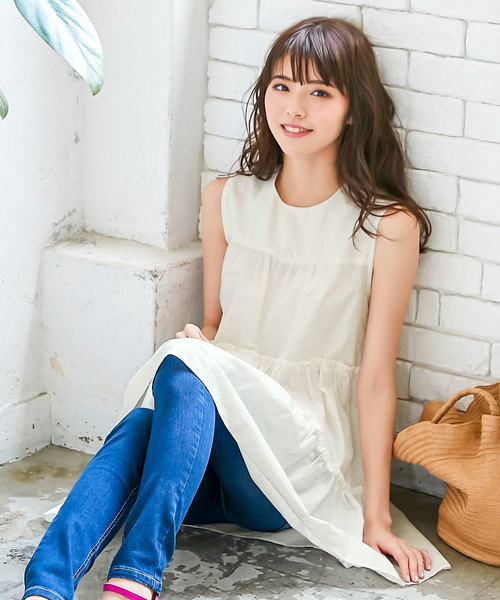 KOBE LETTUCE（コウベレタス）の「[トップスorチュニック]丈ティアードノースリーブブラウス（チュニック・レディース・ブラック/パープル/オフホワイト/カーキ/イエロー/ホワイト系その他/ブラック系その他/ベージュ系その他/グリーン系その他/ブルー系その他/パープル系その他/イエロー系その他/ベージュ系その他2/ブルー系その他2/ピンク系その他/ピンク系その他2・FREE）」の2枚目の写真