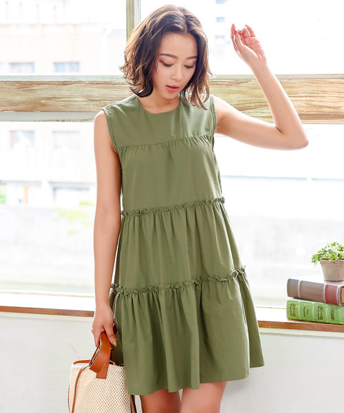 KOBE LETTUCE（コウベレタス）の「[トップスorチュニック]丈ティアードノースリーブブラウス（チュニック・レディース・ブラック/パープル/オフホワイト/カーキ/イエロー/ホワイト系その他/ブラック系その他/ベージュ系その他/グリーン系その他/ブルー系その他/パープル系その他/イエロー系その他/ベージュ系その他2/ブルー系その他2/ピンク系その他/ピンク系その他2・FREE）」の8枚目の写真