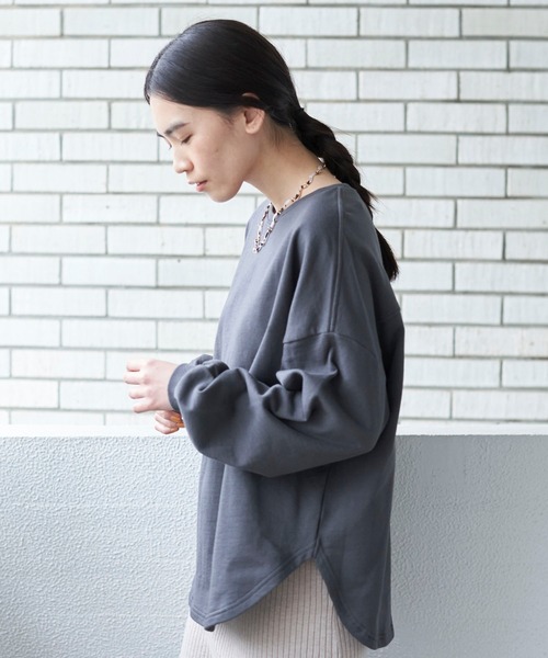 AMERICAN HOLIC（アメリカンホリック）の「ラウンドヘムＢＩＧ裏毛プルオーバー＊（Tシャツ/カットソー・レディース・チャコールグレー/ベージュ・MEDIUM/LARGE）」の4枚目の写真