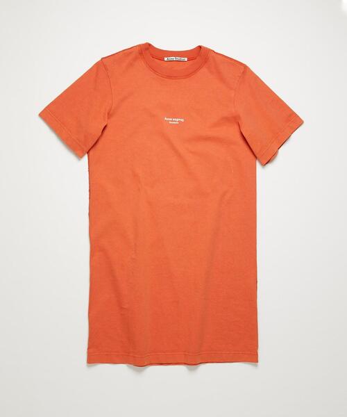 Acne Studios（アクネストゥディオズ）の「＜Acne Studios＞リバースロゴショートスリーブドレスΨо（Tシャツ/カットソー・レディース・ブラック/ホワイト/レッド・SMALL）」の3枚目の写真