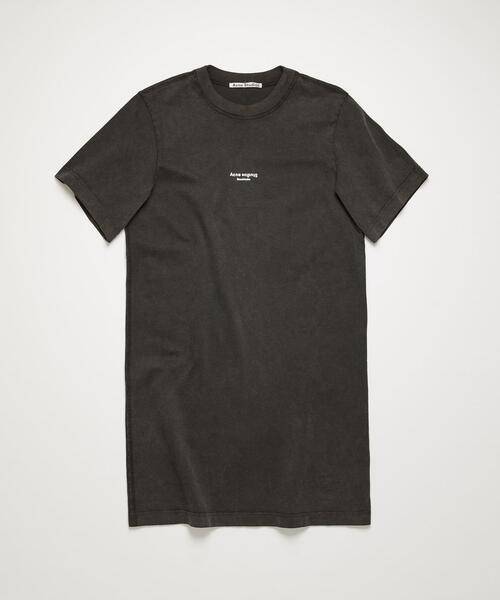 Acne Studios（アクネストゥディオズ）の「＜Acne Studios＞リバースロゴショートスリーブドレスΨо（Tシャツ/カットソー・レディース・ブラック/ホワイト/レッド・SMALL）」の2枚目の写真