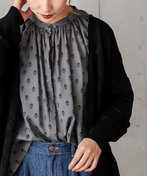 PUAL CE CIN(ピュアルセシン)の「小花ギャザーブラウス(シャツ/ブラウス・レディース・チャコールグレー/グレー/ライトベージュ・FREE)」の1枚目の写真