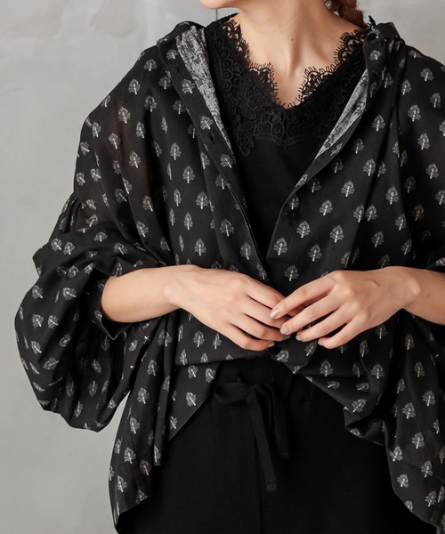 PUAL CE CIN(ピュアルセシン)の「小花ギャザーブラウス(シャツ/ブラウス・レディース・チャコールグレー/グレー/ライトベージュ・FREE)」の2枚目の写真