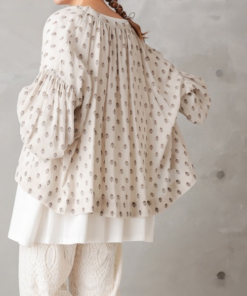 PUAL CE CIN(ピュアルセシン)の「小花ギャザーブラウス(シャツ/ブラウス・レディース・チャコールグレー/グレー/ライトベージュ・FREE)」の8枚目の写真