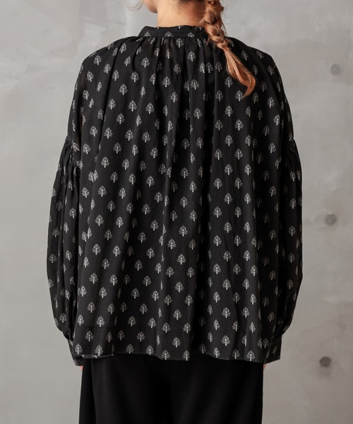 PUAL CE CIN(ピュアルセシン)の「小花ギャザーブラウス(シャツ/ブラウス・レディース・チャコールグレー/グレー/ライトベージュ・FREE)」の22枚目の写真