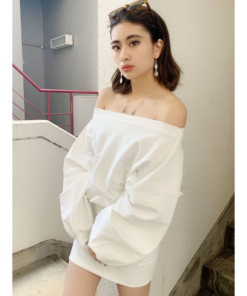 GYDA（ジェイダ）の「ドッキングオフショルスウェットワンピ（ワンピース・レディース・オフホワイト/グレー/ピンク/ベージュ・FREE）」の2枚目の写真