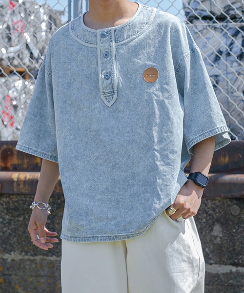 Perushu（ペルーシュ）の「レザーワッペンデニムベースボールシャツ（シャツ/ブラウス・メンズ・ブラック/サックスブルー・MEDIUM/LARGE）」の2枚目の写真