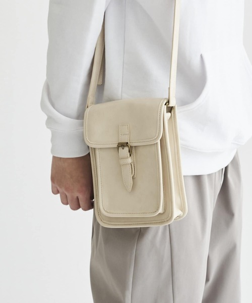 CPCM(シーピーシーエム)の「ベルト止ビンテージレザーバッグ(ショルダーバッグ・レディース・ブラック/アイボリー・FREE)」の1枚目の写真