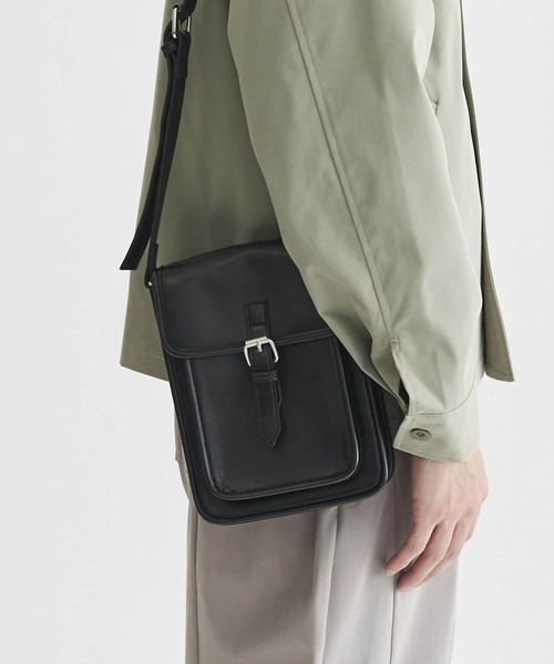 CPCM(シーピーシーエム)の「ベルト止ビンテージレザーバッグ(ショルダーバッグ・レディース・ブラック/アイボリー・FREE)」の2枚目の写真