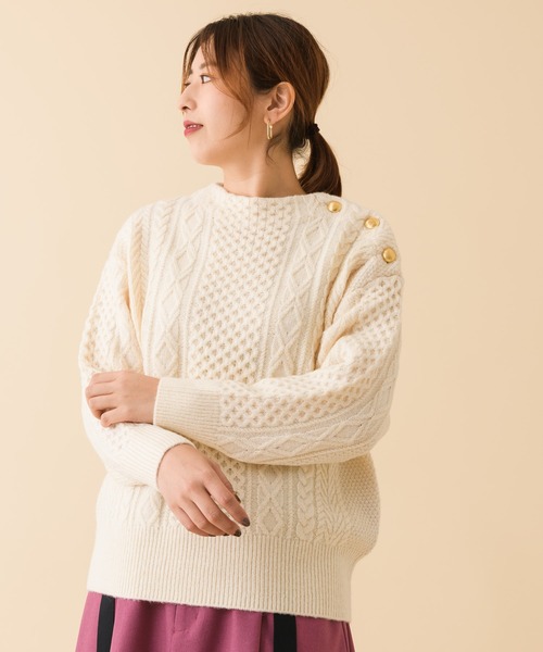 margaux(マルゴー)の「【KATHARINE ROSS】〇margaux/マルゴー 肩ボタンデザインケーブル編みニット(ニット/セーター・レディース・レッド/アイボリー/ライトブラウン・MEDIUM)」の2枚目の写真
