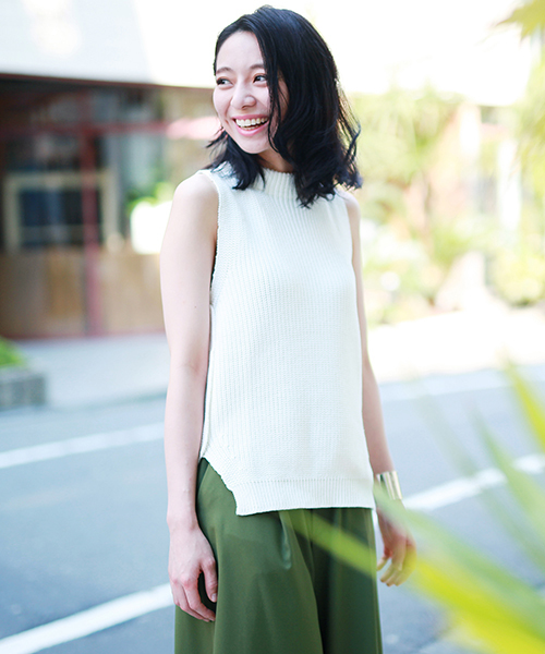 Ray BEAMS(レイビームス)の「Ray BEAMS / サイドスリット ボトルネック(ニット/セーター・レディース・オフホワイト/ネイビー/その他1・ONE SIZE)」の2枚目の写真