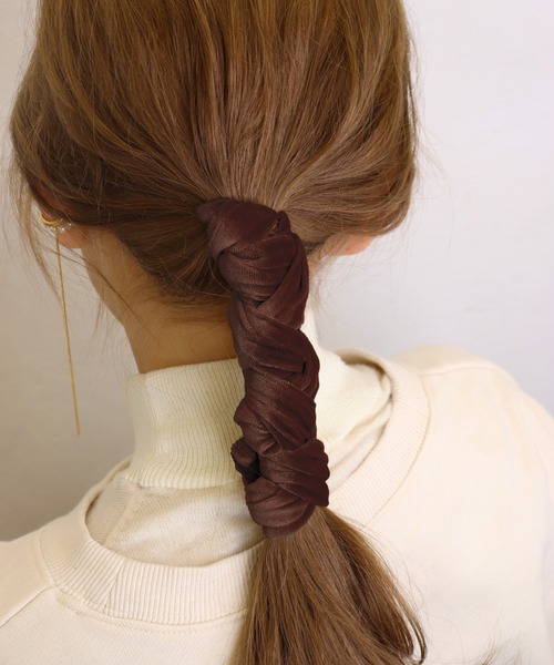 Monocoro toppi(モノコロトッピ)の「ベロアリボンヘアゴム(ヘアゴム・レディース・ブラック/ベージュ/ブラウン/カーキ/イエロー/チャコールグレー/ピンク/ブルー系その他3/アイボリー・フリー)」の4枚目の写真