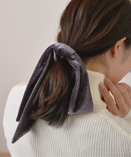 Monocoro toppi(モノコロトッピ)の「ベロアリボンヘアゴム(ヘアゴム・レディース・ブラック/ベージュ/ブラウン/カーキ/イエロー/チャコールグレー/ピンク/ブルー系その他3/アイボリー・フリー)」の3枚目の写真