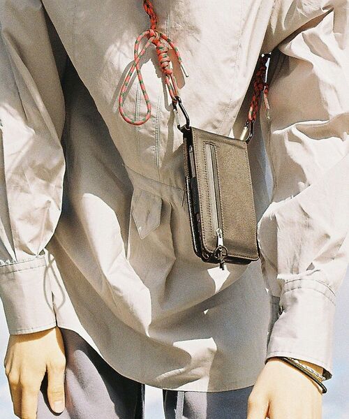 A SCENE（エーシーン）の「A SCENE/エーシーン/Multi tec shoulder case/M（スマホケース/カバー・レディース・ネイビー/グレー/ブラック・FREE/F）」の2枚目の写真