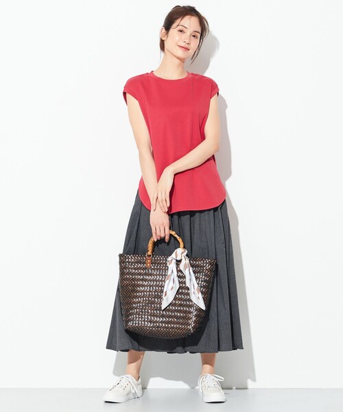 ANY(エニィ)の「【抗菌・防臭】プレミアムベーシックノースリーブ Tシャツ(Tシャツ/カットソー・レディース・ブラック系/カーキ系/アイボリー系/ベージュ系/レッド系/グリーン系/ライトイエロー系/ダークブラウン系・2/3)」の16枚目の写真