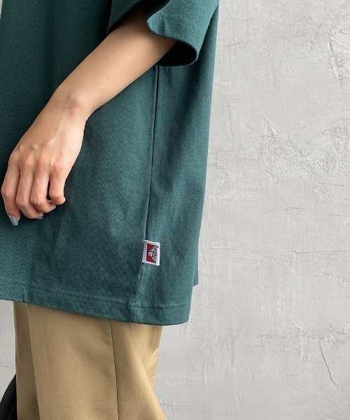 BEN DAVIS（ベンデイビス）の「[BEN DAVIS/ベンデイビス] トラベルパッチ バックワッペンTシャツ（Tシャツ/カットソー・レディース・ホワイト/ブラック/グリーン・M/L/XL）」の5枚目の写真