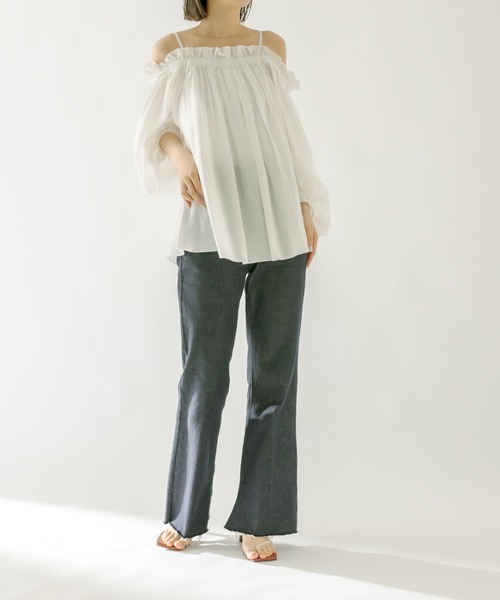 mystic(ミスティック)の「オフショルフリルブラウス(シャツ/ブラウス・レディース・ブラック/オフホワイト/ブルー・FREE)」の6枚目の写真