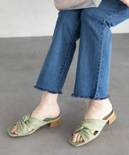 earth music&ecology（アースミュージックアンドエコロジー）の「ツイストミュールサンダル【earth　music＆ecology】（サンダル・レディース・アイボリー/ブラック/マスタード/グリーン・LARGE/MEDIUM/X-LARGE/SMALL）」の4枚目の写真