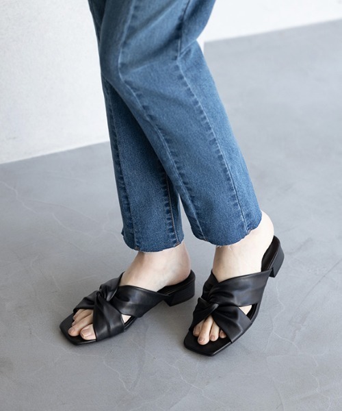 earth music&ecology（アースミュージックアンドエコロジー）の「ツイストミュールサンダル【earth　music＆ecology】（サンダル・レディース・アイボリー/ブラック/マスタード/グリーン・LARGE/MEDIUM/X-LARGE/SMALL）」の20枚目の写真