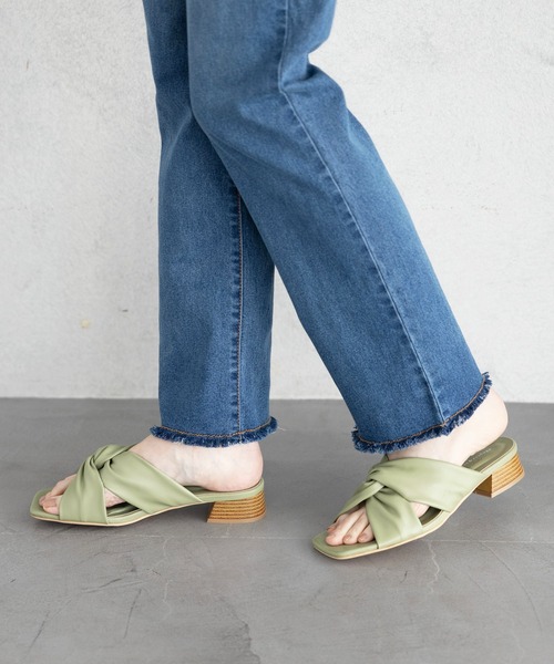 earth music&ecology（アースミュージックアンドエコロジー）の「ツイストミュールサンダル【earth　music＆ecology】（サンダル・レディース・アイボリー/ブラック/マスタード/グリーン・LARGE/MEDIUM/X-LARGE/SMALL）」の7枚目の写真