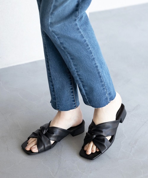 earth music&ecology（アースミュージックアンドエコロジー）の「ツイストミュールサンダル【earth　music＆ecology】（サンダル・レディース・アイボリー/ブラック/マスタード/グリーン・LARGE/MEDIUM/X-LARGE/SMALL）」の10枚目の写真