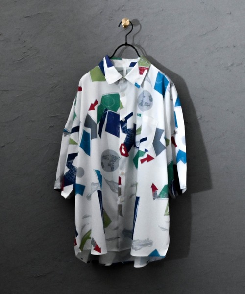 Ritzy（リッツィー）の「ポリ総柄プリント ドロップショルダーSSシャツ（シャツ/ブラウス・メンズ・ホワイト/ブラック/ベージュ/ブラウン/サックスブルー/イエロー/グリーン/ブラック系その他/ベージュ系その他/ブルー系その他・LARGE/MEDIUM/X-LARGE）」の2枚目の写真