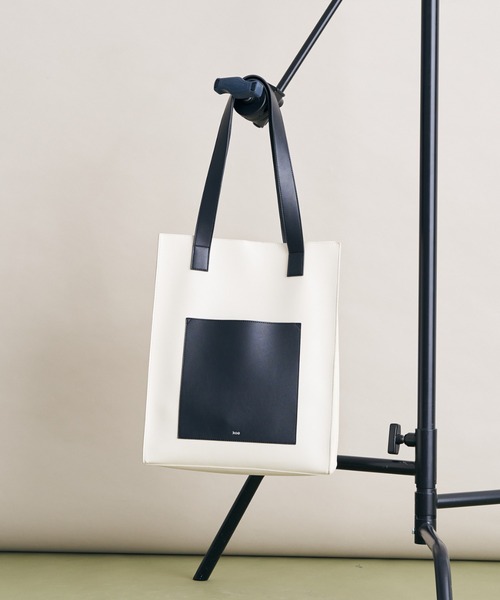 koe（コエ）の「フロントポケットスクエアトート*（トートバッグ・レディース・チャコールグレー/ブラック/グリーン/アイボリー/グレイッシュベージュ・FREE）」の2枚目の写真