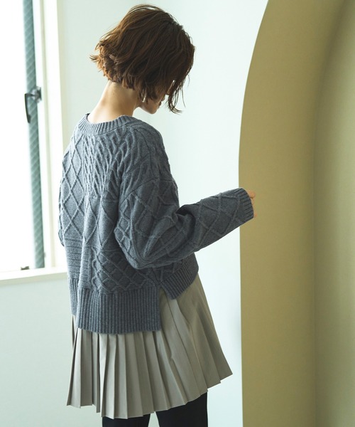 RUIRUE BOUTIQUE(ルイルエブティック)の「パッチワーク風プリーツレイヤード・ケーブルニット | アーガイル柄 クルーネック 長袖 ボリュームスリーブ プリーツ(ニット/セーター・レディース・ベージュ/ライトグレー/ブルー・M/L)」の9枚目の写真