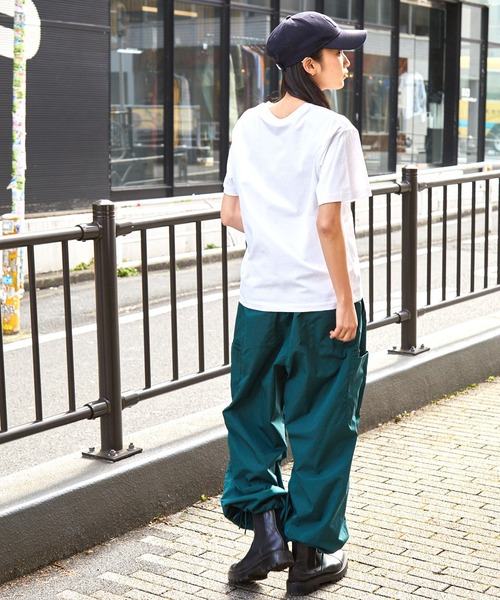 CONVERSE(コンバース)の「CONVERSE/コンバース フロッキーロゴプリントクルーネック半袖Tシャツ(Tシャツ/カットソー・レディース・ホワイト系/オフホワイト/グリーン・L/M)」の10枚目の写真