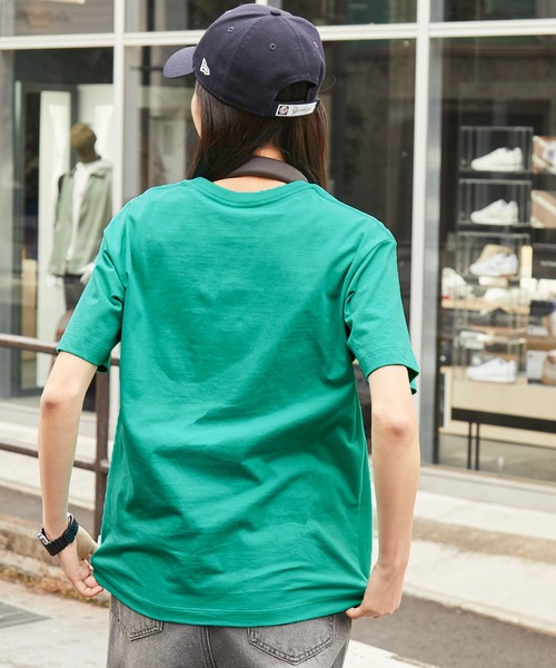 CONVERSE(コンバース)の「CONVERSE/コンバース フロッキーロゴプリントクルーネック半袖Tシャツ(Tシャツ/カットソー・レディース・ホワイト系/オフホワイト/グリーン・L/M)」の21枚目の写真
