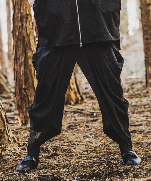 NO ID.(ノーアイディ)の「【NO ID.】Drape Wrap Easy Trousers / ドレープ ラップ イージー トラウザーズ(スラックス・メンズ・ブラック/ブルーグリーン/ブラック×ホワイト・2/1)」の2枚目の写真